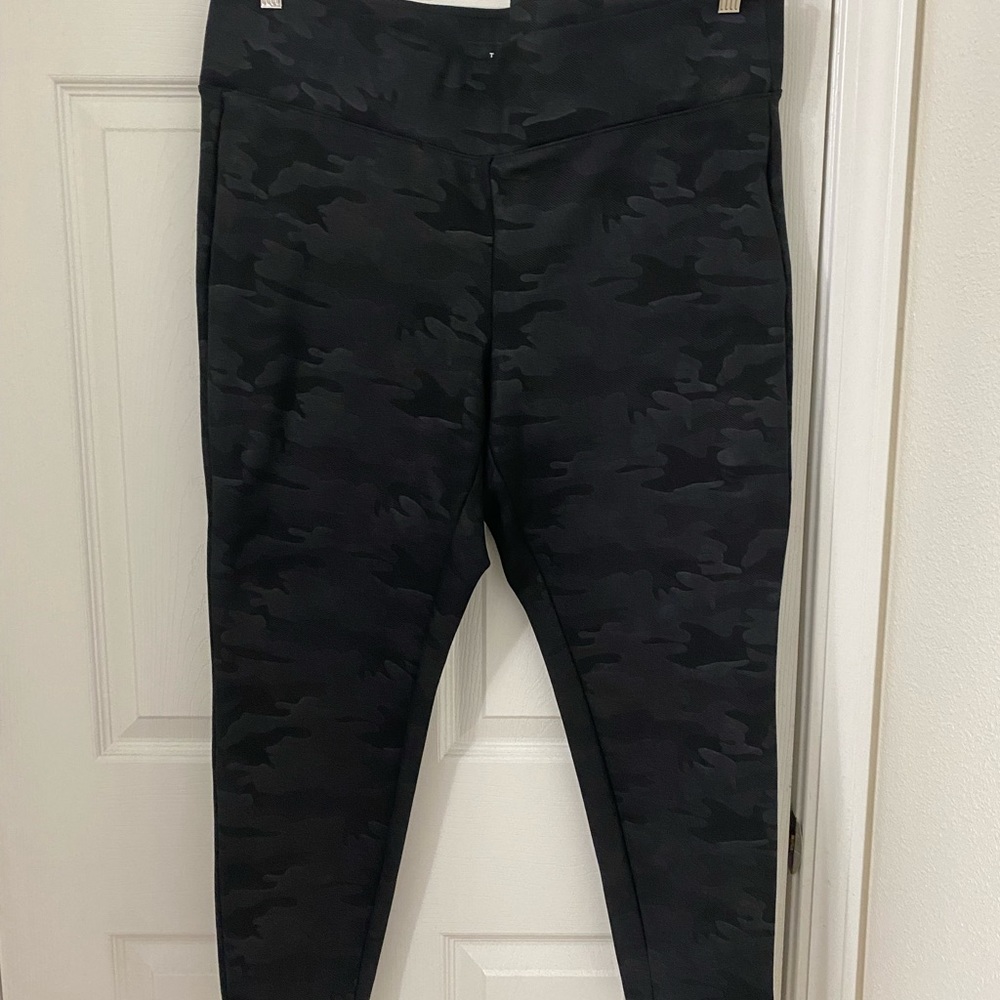 Torrid Premium Leggings in black monochrome camo